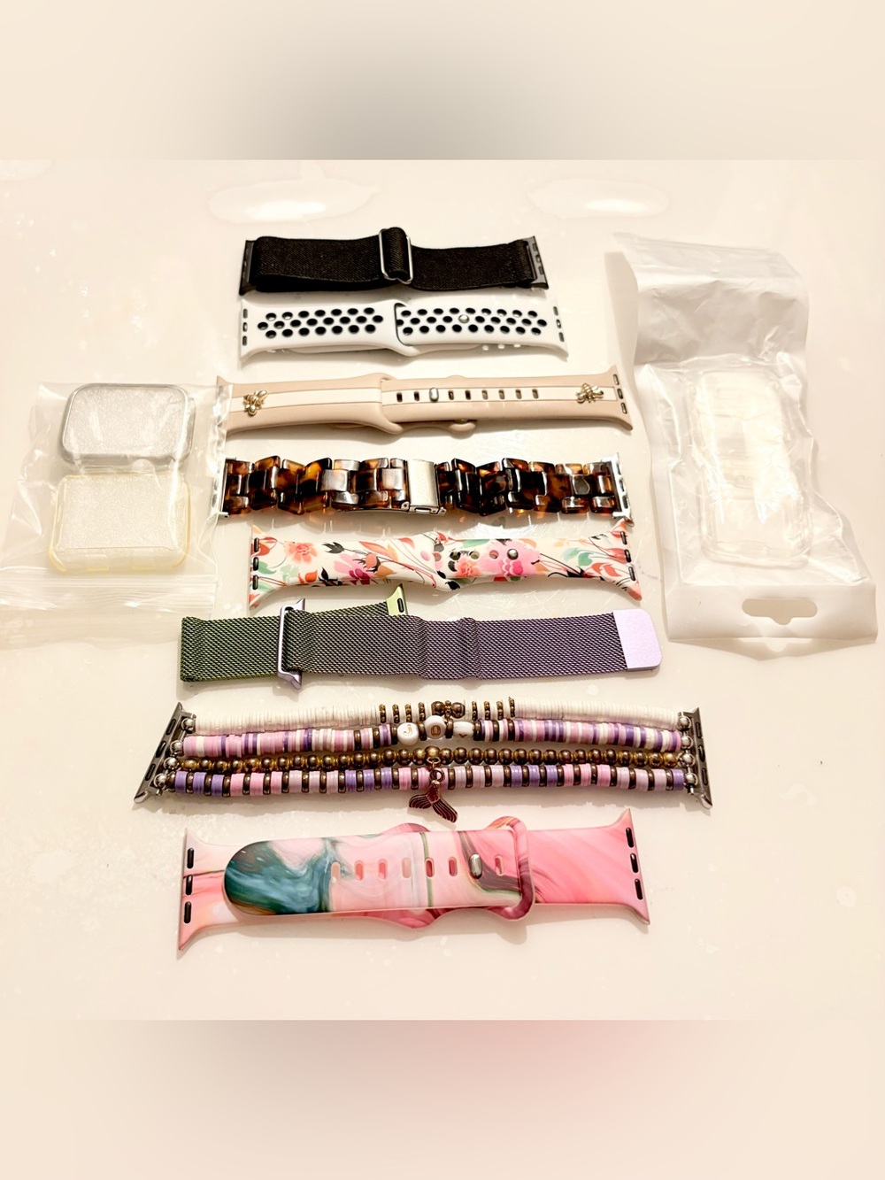 Apple Watch Compatible Band
Lot 38/40/41mm Multicolor 8
Pieces Straps, 4 Cases